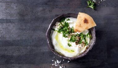 Cuenco de labne con aceite de oliva y especias.